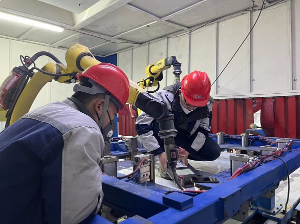 14點(diǎn),江蘇長(zhǎng)江智能制造研究院有限責(zé)任公司秦拓、王豪在無(wú)錫現(xiàn)場(chǎng)進(jìn)行新能源電池托盤(pán)焊接項(xiàng)目的設(shè)備安裝及調(diào)試工作.jpg 14點(diǎn),江蘇長(zhǎng)江智能制造研究院有限責(zé)任公司秦拓、王豪在無(wú)錫現(xiàn)場(chǎng)進(jìn)行新能源電池托盤(pán)焊接項(xiàng)目的設(shè)備安裝及調(diào)試工作.jpg