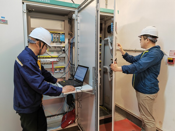 9時(shí),自控事業(yè)部陳金源、薛翔宇在三峽泄洪壩段深孔605#泵房進(jìn)行設(shè)備調(diào)試,對(duì)自主可控PLC進(jìn)行信號(hào)對(duì)點(diǎn)及邏輯功能測(cè)試。.jpg 9時(shí),自控事業(yè)部陳金源、薛翔宇在三峽泄洪壩段深孔605#泵房進(jìn)行設(shè)備調(diào)試,對(duì)自主可控PLC進(jìn)行信號(hào)對(duì)點(diǎn)及邏輯功能測(cè)試。.jpg