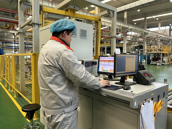 7. 江蘇常州,長江院常州科技韓金城在無紡布車間操作自動包裝機器人.jpg 7. 江蘇常州,長江院常州科技韓金城在無紡布車間操作自動包裝機器人.jpg