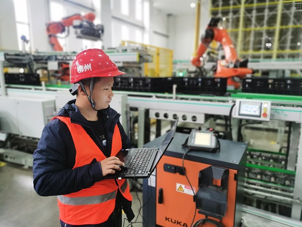 3. 廣西柳州,專用電路事業部金富強正在電芯成品緩存輸送系統項目中進行設備調試.jpg 3. 廣西柳州,專用電路事業部金富強正在電芯成品緩存輸送系統項目中進行設備調試.jpg